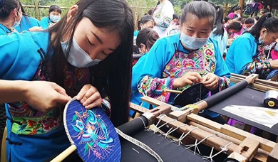 大山里傳來扶貧織機(jī)聲